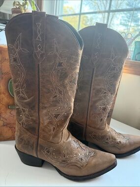 Laredo Women’s Brown/Rust Western Boots w/Cross Design